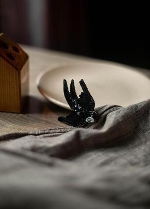 Брошька чорна ластівка з кристалами сваровськи1 фото