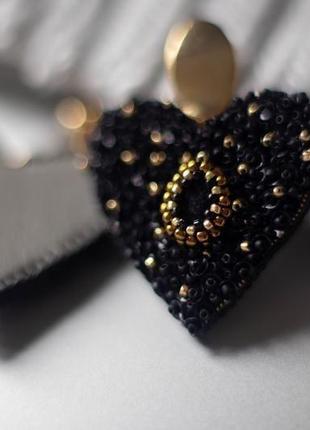 Вишиті чорні сережки у формі сердець2 фото