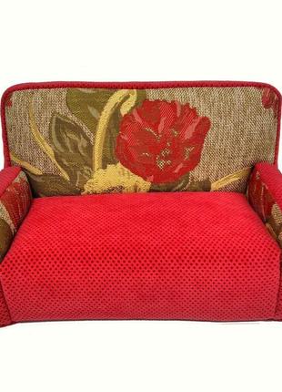 Червоний диванчик для ляльок з подушкою3 фото