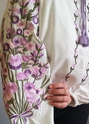 Лляна жіноча вишиванка, блуза молочна з вишивкою лаванда7 фото