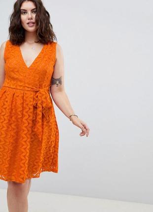 Яскраве помаранчеве плаття з мережива батал