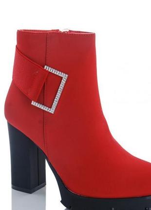 Червоні жіночі демісезонні черевики на тракторній підошві тiль...1 фото