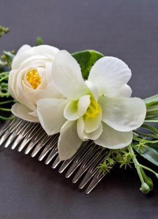 Гребінь з декором з штучних квітів в білій гамі
