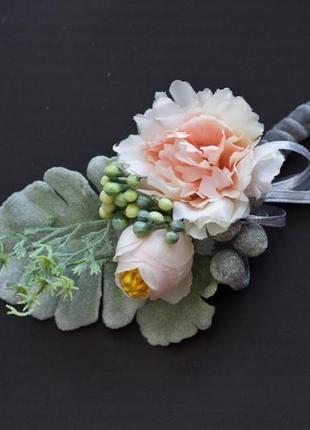 Ніжна бутоньєрка зі штучних квітів з оксамитовою стрічкою1 фото