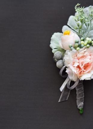 Ніжна бутоньєрка зі штучних квітів з оксамитовою стрічкою2 фото