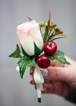 Бутоньєрка нареченого з штучних квітів1 фото