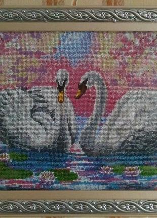 Картина вышитая чешским бисером "два лебедя"1 фото