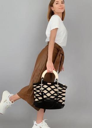 Дизайнерская сумочка-авоська из войлока и эко-кожи | черная с бежевой косметичкой3 фото