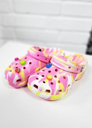 Карамельные клоги crocs classic platform marbled clog, оригинал5 фото