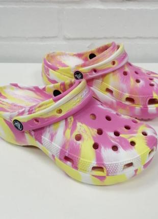 Карамельные клоги crocs classic platform marbled clog, оригинал3 фото