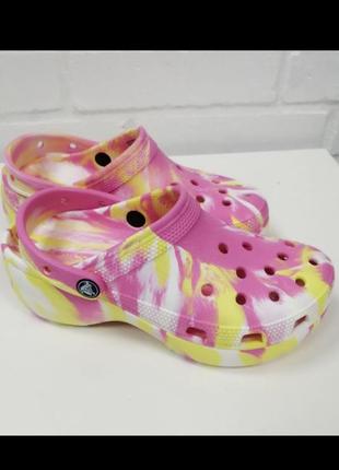 Карамельные клоги crocs classic platform marbled clog, оригинал1 фото