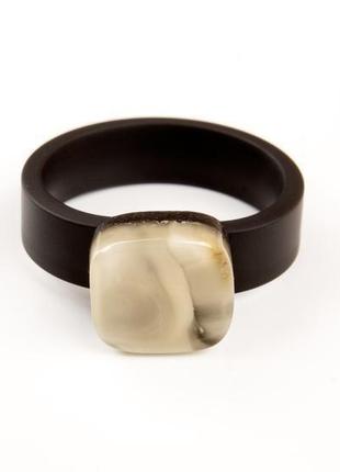 Каучуковое кольцо с натуральным янтарем, размер - 17,5