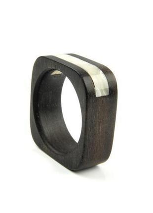 Янтарное кольцо на дереве эбен, размер 172 фото