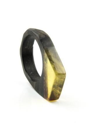 Янтарное кольцо в сочетании с черным деревом!