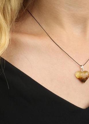 Бурштиновий кулон у вигляді серце з золотою фурнітурою8 фото