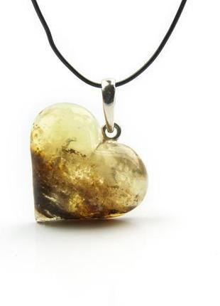 Янтарный кулон в виде сердце с серебряной фурнитурой6 фото