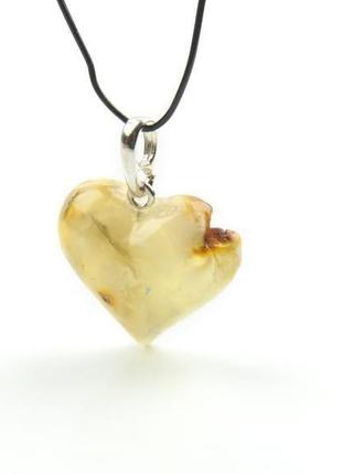 Бурштиновий кулон у вигляді серце з золотою фурнітурою3 фото