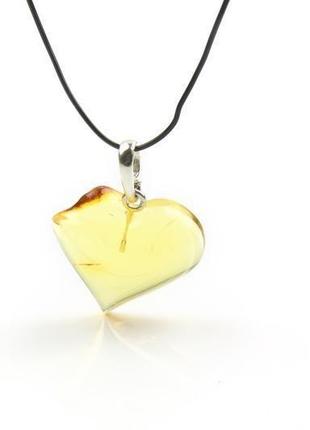Бурштиновий кулон у вигляді серце з золотою фурнітурою9 фото