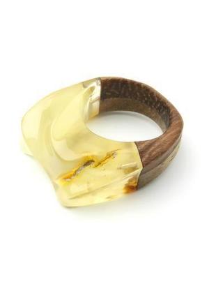Кольцо из натурального янтаря и дерева палисандр3 фото