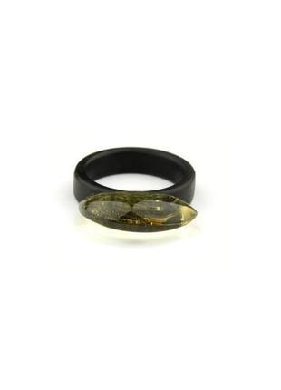 Деревянное кольцо с натуральным янтарем1 фото