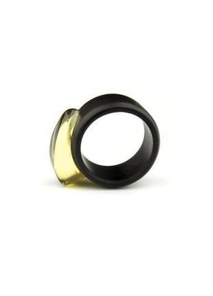 Деревянное кольцо с натуральным янтарем1 фото