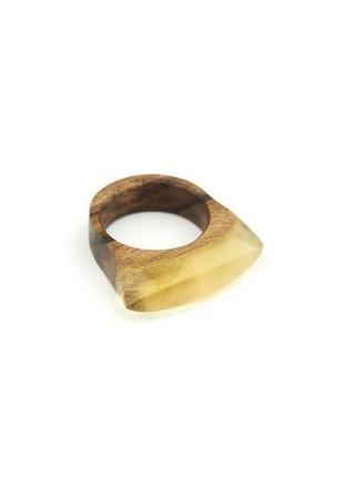 Деревянное кольцо с натуральным янтарем.1 фото