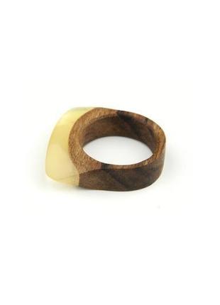 Деревянное кольцо с натуральным янтарем.2 фото