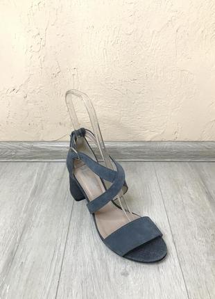 Новые летние босоножки на каблуке 6 см 41 р серые красивые удобные2 фото