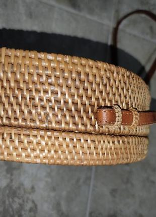 Плетена кругла сумка крос-боди з ротангу (шкіра, ротангу)3 фото