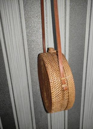 Плетеная круглая сумка кросс-боди из ротанга (кожа, ротанга)4 фото