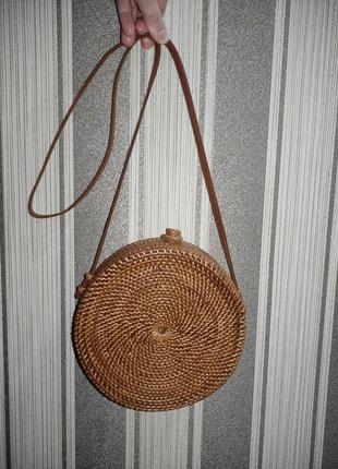 Плетеная круглая сумка кросс-боди из ротанга (кожа, ротанга)5 фото