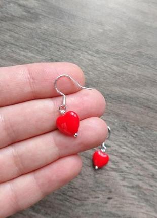 Невеликі витончені сережки червоні сердечка, валентинки із скла4 фото