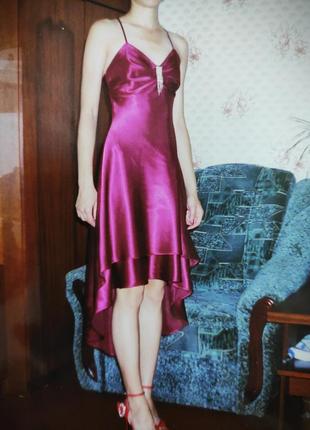 Атласное бордовое платье1 фото