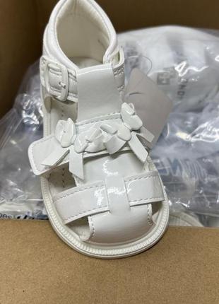 Босоніжки (сандалі), в наявності