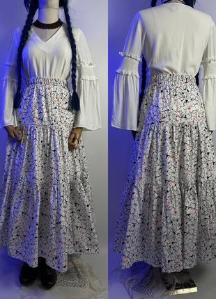 Красивая пышная длинная юбка юбка макси ярусами белого цвета из натуральной ткани в цветах