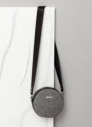 Кругла фетровий жіноча сумка таблетка з чорними шкіряними вставками8 фото