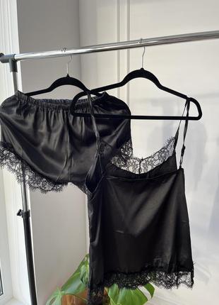 Чорна жіноча піжама з рюшами5 фото