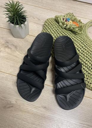 Шльопанці жіночі crocs splash strappy sandal 208217 black1 фото