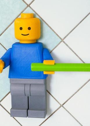 Лего-человечек держатель туалетной бумаги3 фото