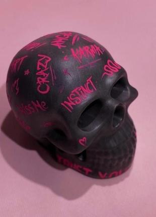 Авторський череп ручної роботи з графіті
