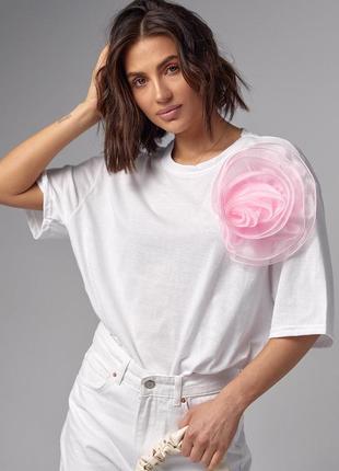 Жіноча подовжена футболка з об'ємною квіткою