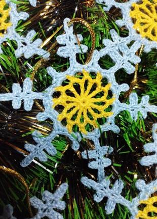 Новорічні прикраси в'язані гачком