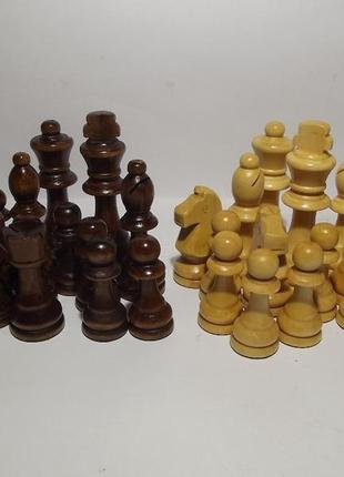 Комплект дерев’яних фігур для гри в шахи