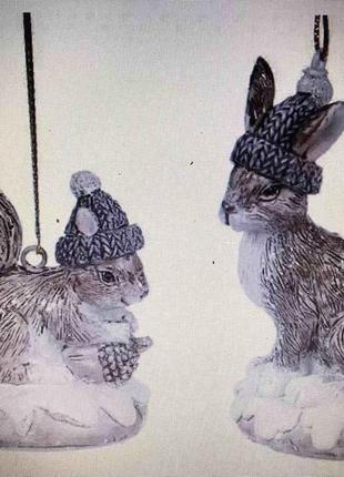 Декоративна фігурка-підвіска кролик із білкою 7.5 см, 2 різновиди