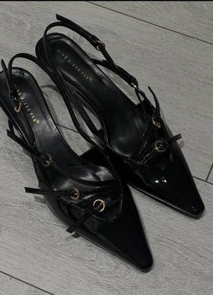 Модные туфли босоножки на тонком каблуке с ремешками черные лаков7 фото