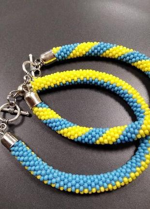 Блакитно-жовтий бісерний браслет.