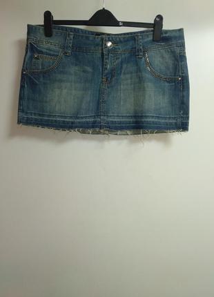 Джинсовая юбка с необработанными краями и стразами 16/50-52 размера