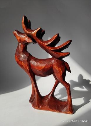 Червоний олень, різьблена скульптура2 фото