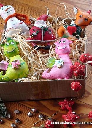 Елочные игрушки: дракончик,снеговичок , санта, лисенок , медвежонок ,домик, птичка и т. д.