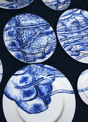 Декор панно из фарфоровых тарелок на стену "синяя медуза"9 фото